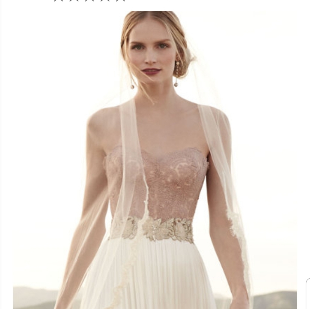 Scalloped lace fingertip veil